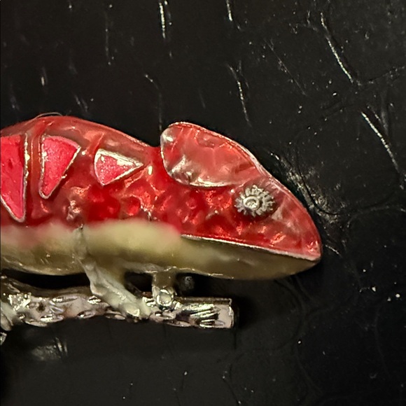 Red Lizard Brooch on vine - Picture 3 of 4